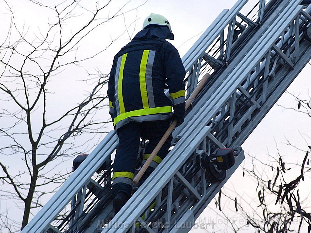 Einsatz Feuerwehr SEK Polizei Koeln Nippes Merheimerstr P151.JPG